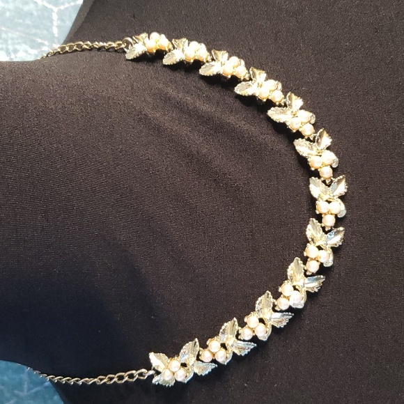 Gold & Pearl choker necklace w leaves - Picture 9 of 11